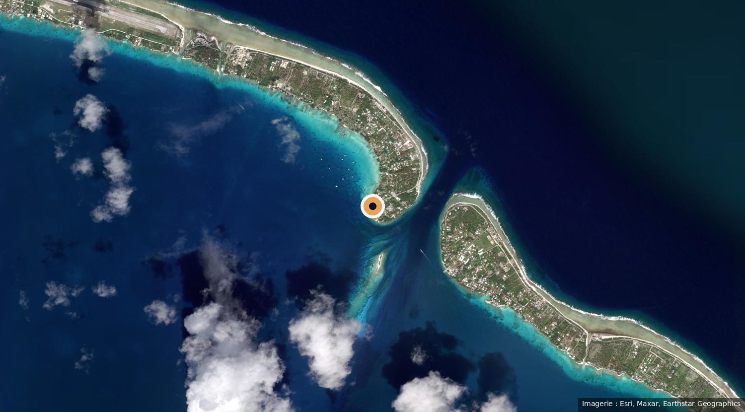 Satellite view of the atoll: the centre sits on the Ohotu quay in Avatoru, facing the Tiputa pass